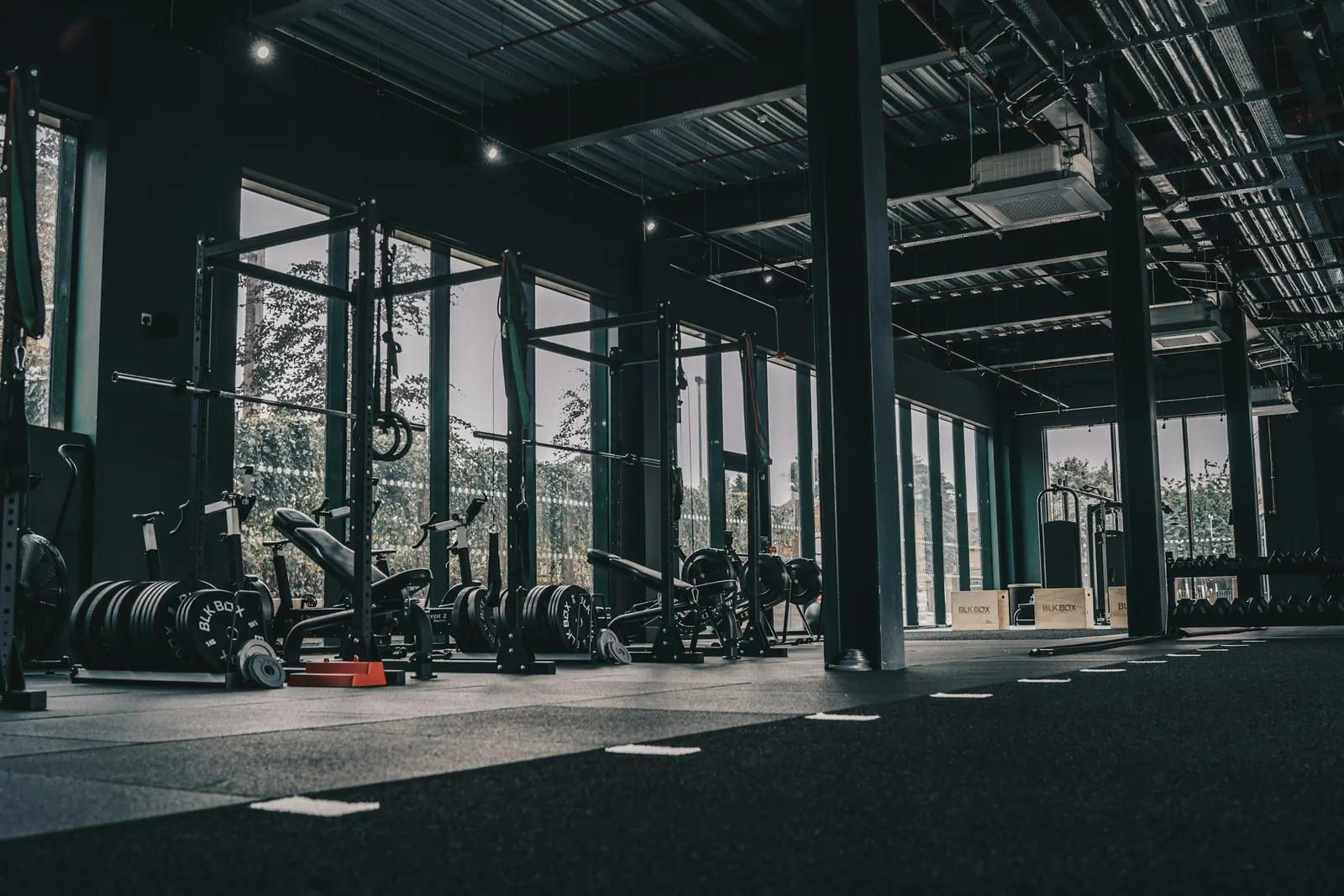 Salle de sport moderne avec racks à squat et bancs