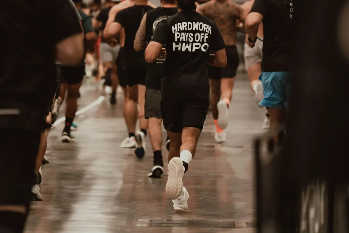 Coureurs en course sur un circuit indoor
