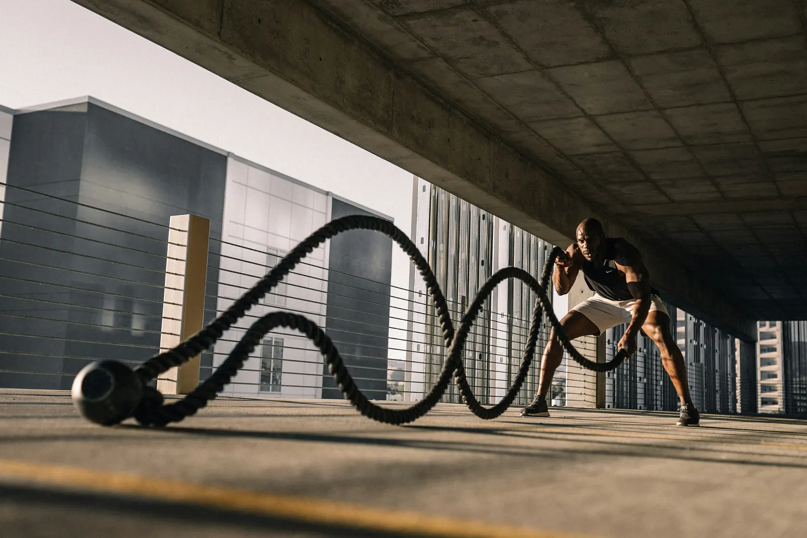Athlète travaillant aux battle ropes en extérieur