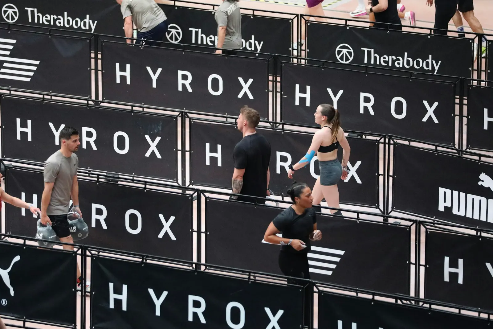 Athlètes en course entre les stations d'un événement Hyrox