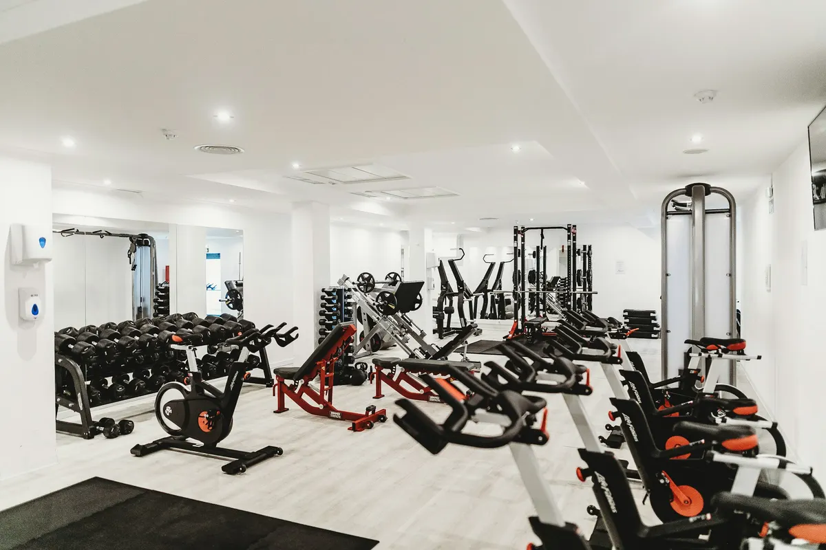 Plateau cardio et vélos dans une salle de sport lumineuse