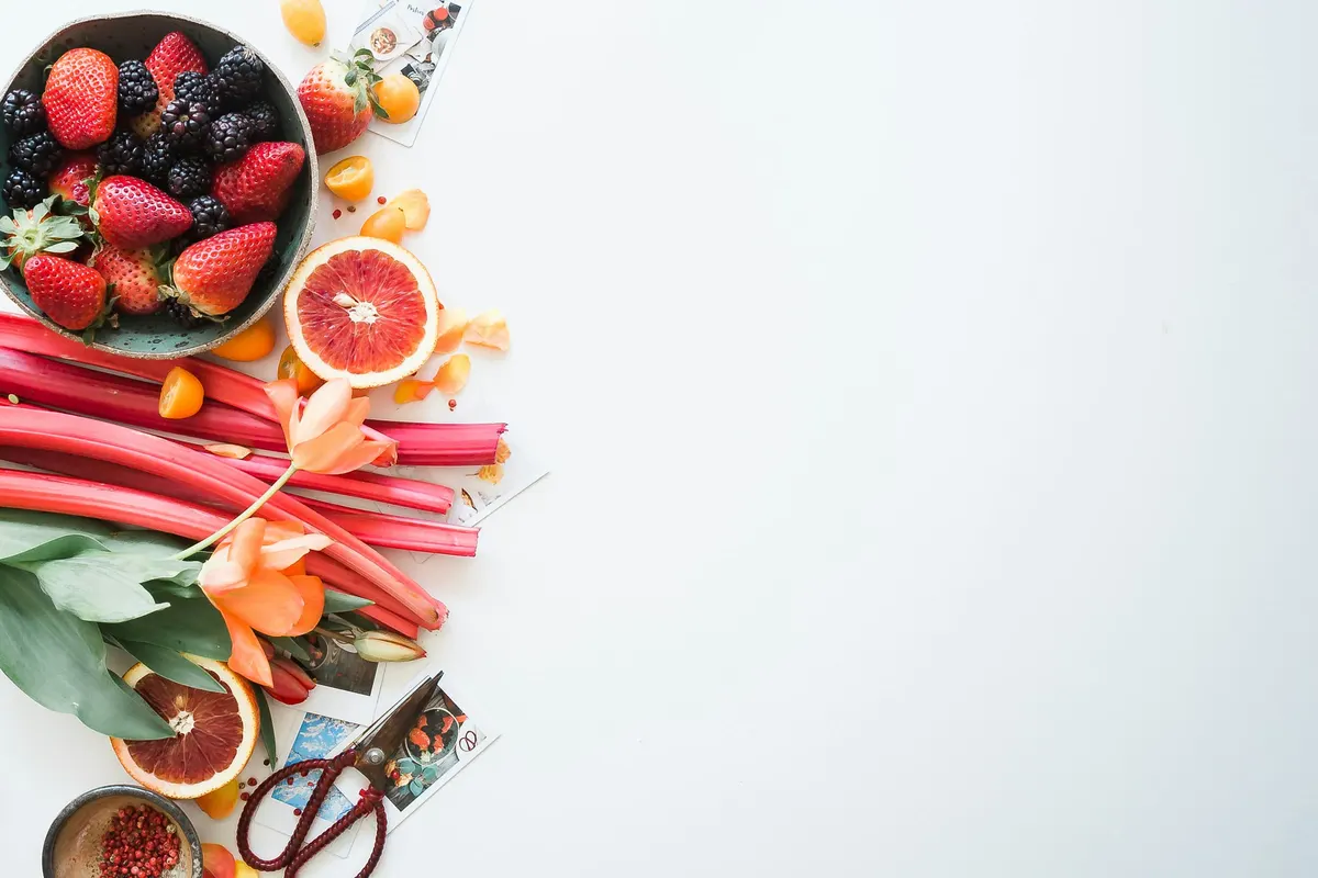 Fruits frais découpés et baies sur un plan de travail