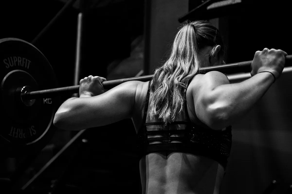 Pratiquante sous la barre en position de squat