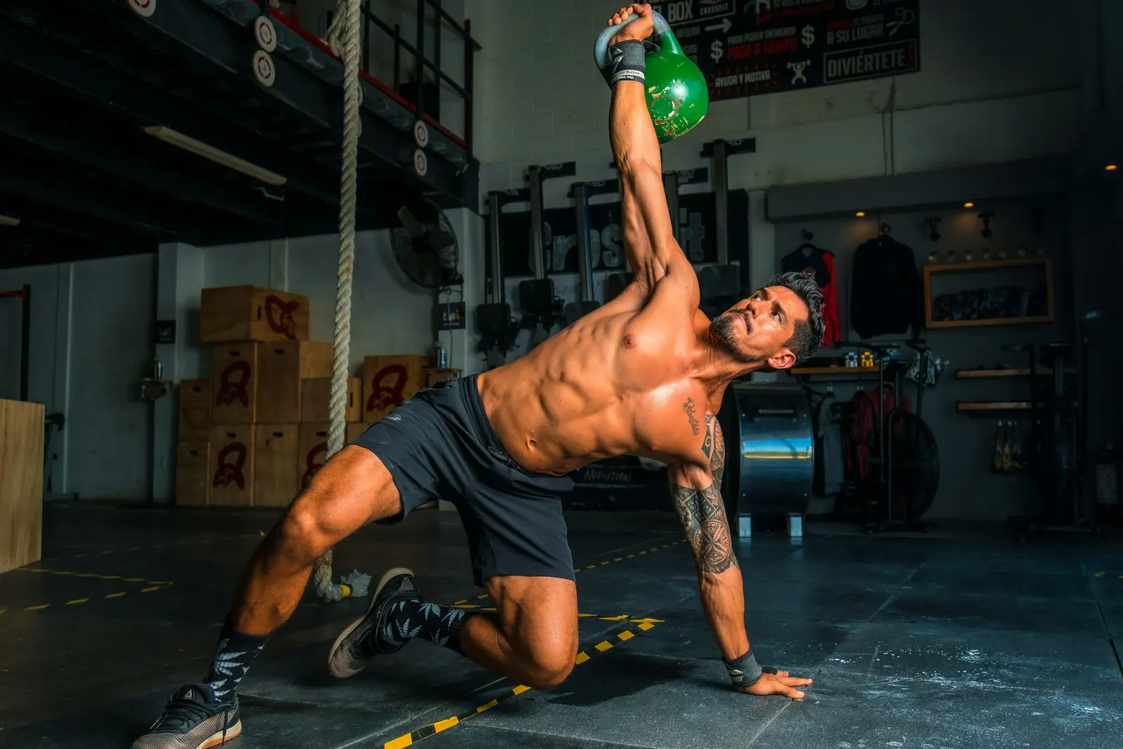 Athlète en fente avec un kettlebell au-dessus de la tête