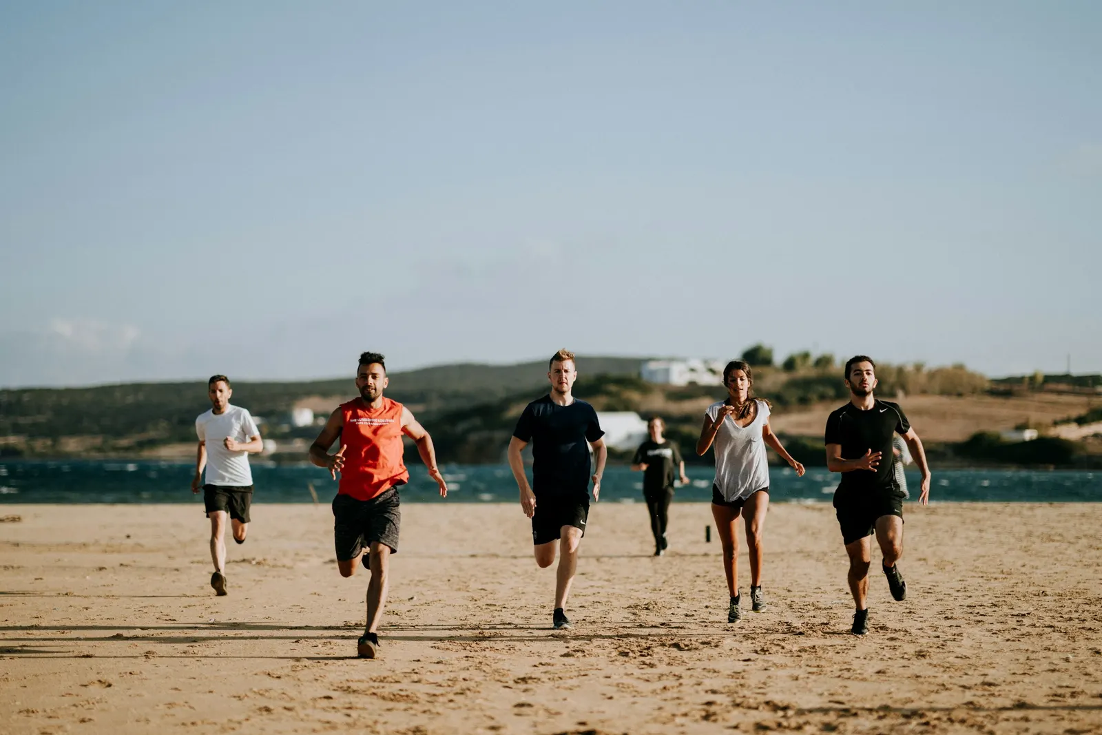 Groupe à l'entraînement en course sur la plage